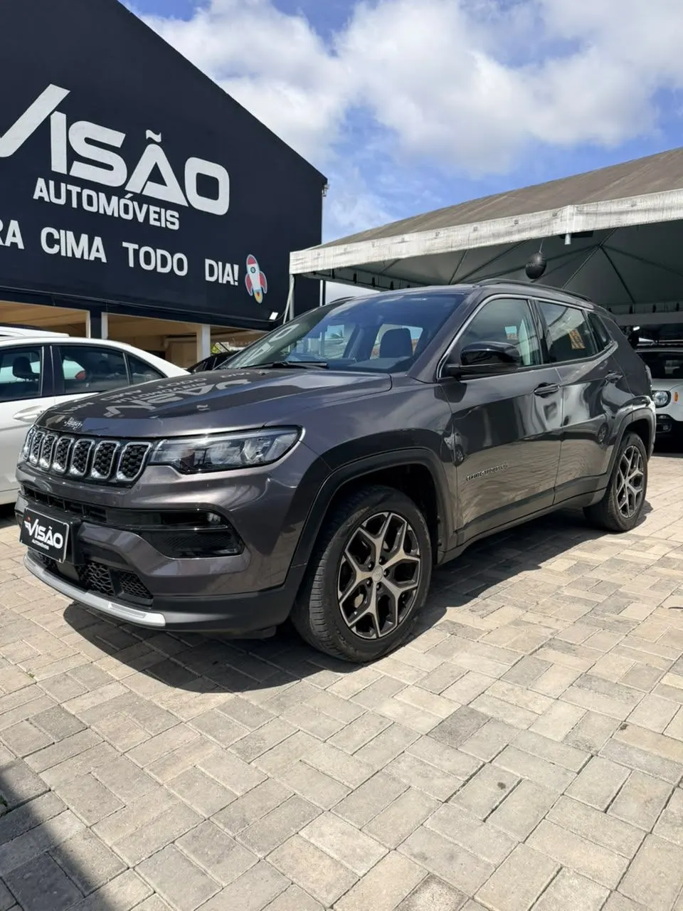 Jeep Compass Longitude T270 2025 no pátio da Visão