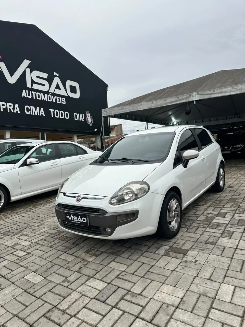 Fiat Punto Essence 1.6 2013 no pátio da Visão
